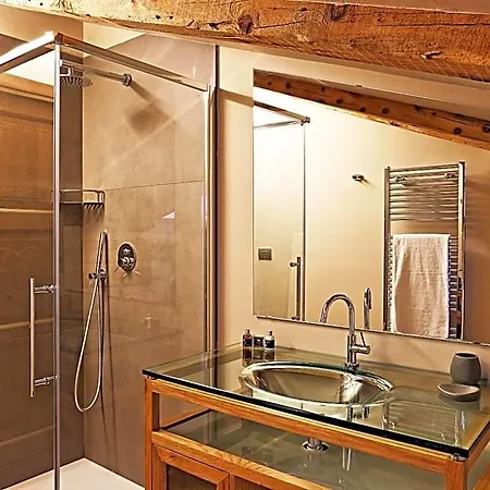Le Petit Lievre Bed & Breakfast 4*